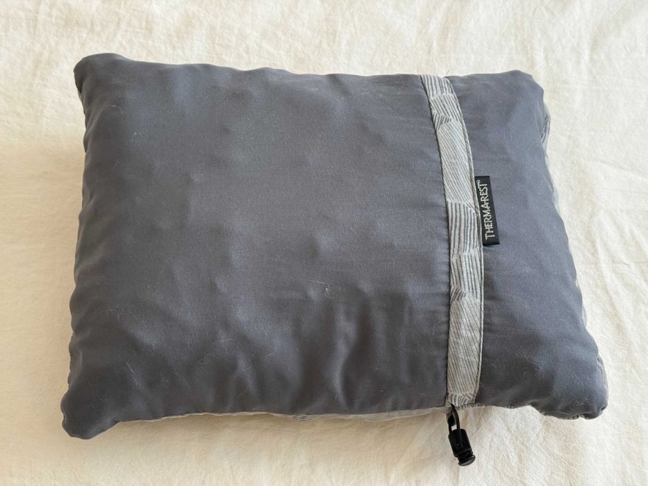 Продавам туристическа възглавница Therm-a-Rest Compressible Pillow, Small - отлично състояние