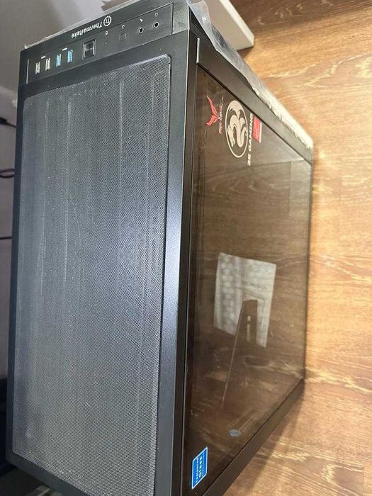 Корпус Thermaltake Full Tower. Для огромных видеокарт)