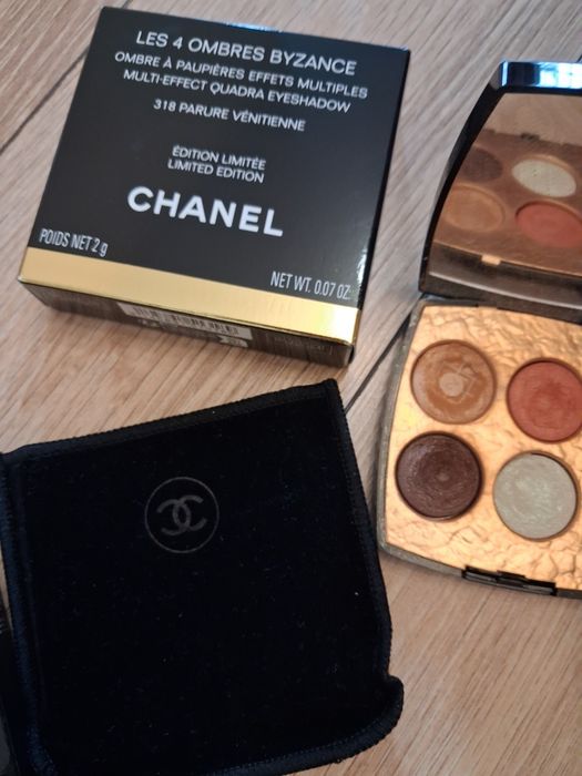 Комплект гримове и четки на Chanel за 220 лв всичко