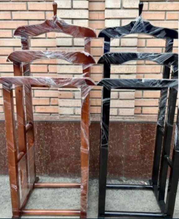 Доставка бесплатная. Вешалка желательмен деревянная.