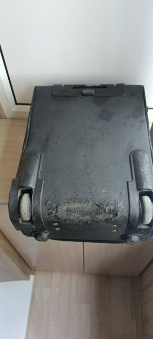 Чемодан на колесиках