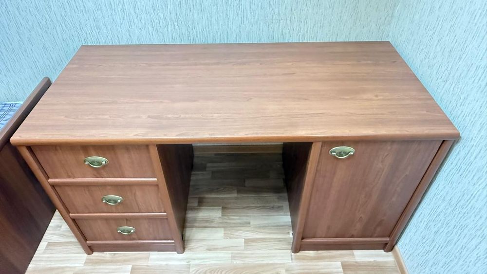 Стол компьютерный, письменный.