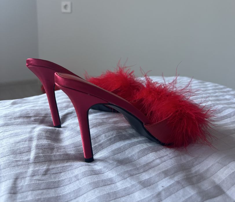 Червени чехли пух