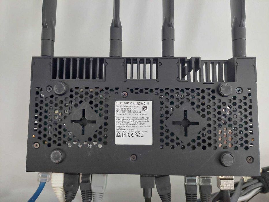 Безжичен рутер Mikrotik RB4011iGS+5HacQ2HnD-IN
