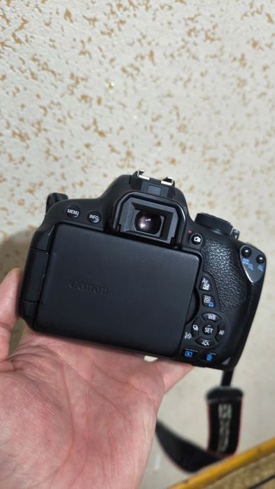 Canon 700D боди есть объективы за отдельную плату