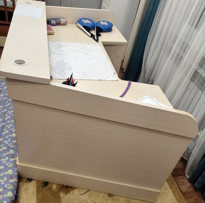 Продаётся компьютерный (письменный) рабочий стол