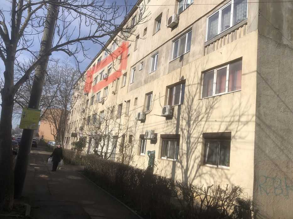 Vand ap 3 camere  ,zona Casa de Cultura  ,gaze .Posibilitate rate !!!