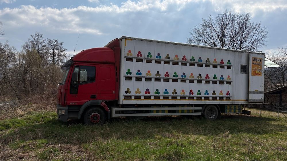 Camion apicol complet echipat