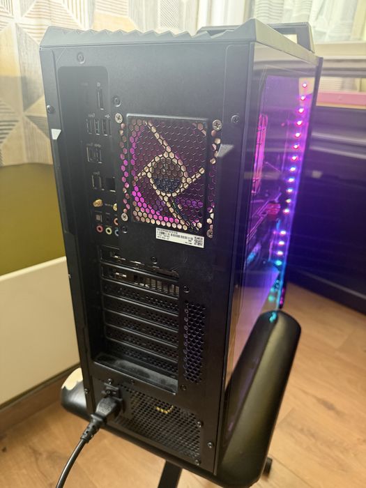 Asus ROG компактна mATX кутия