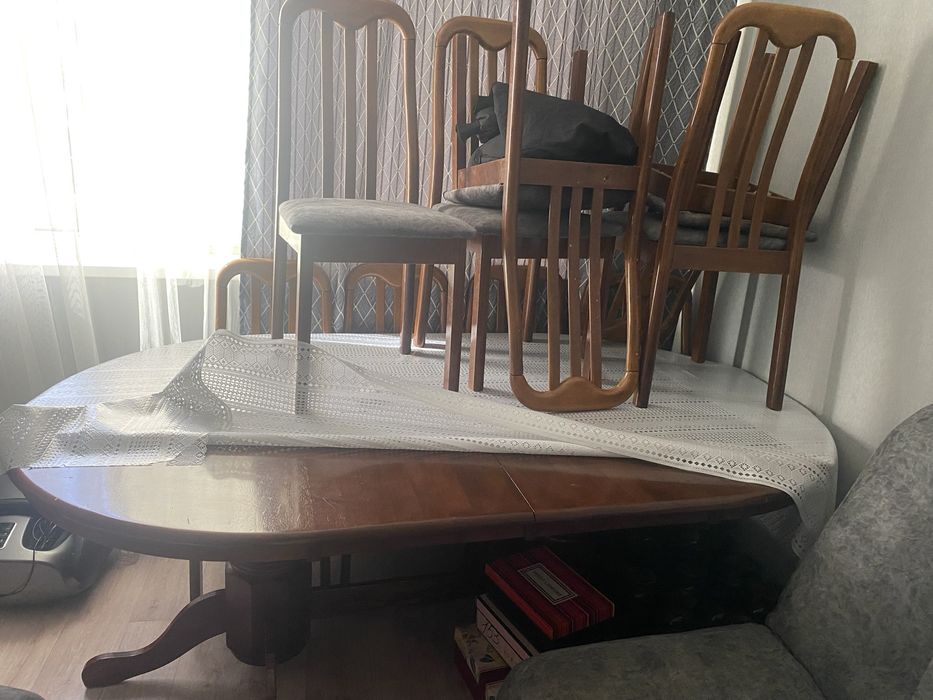 Овальный стол со стульями