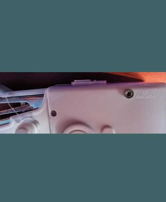 Mașină de cusut manuală alimentare pe baterii și curent electric