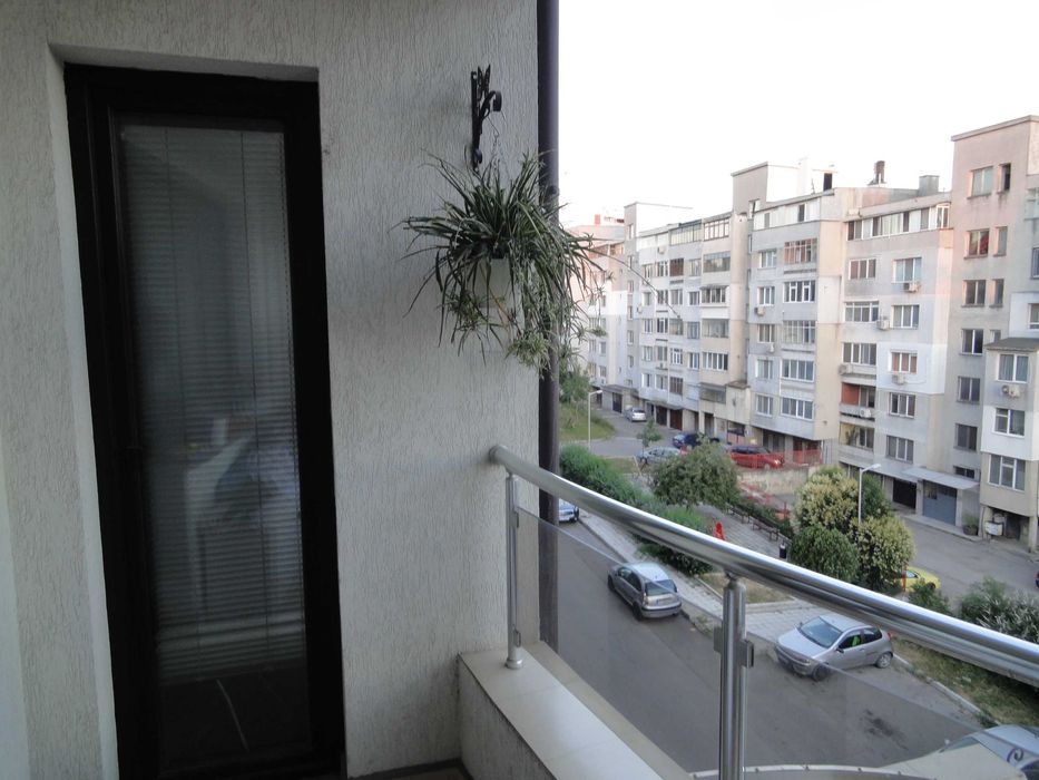 Отдавам 3-стаен обзаведен апартамент