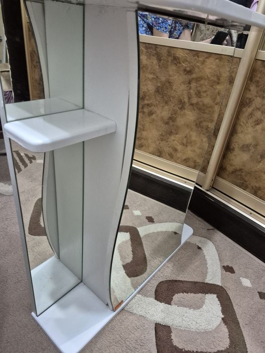 Зеркало со шкафчиком