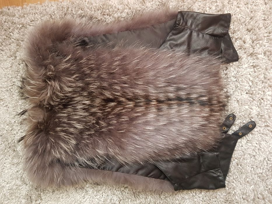 Меховая жилетка.