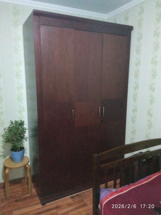 Продам двухярусный кровать со шкафом.