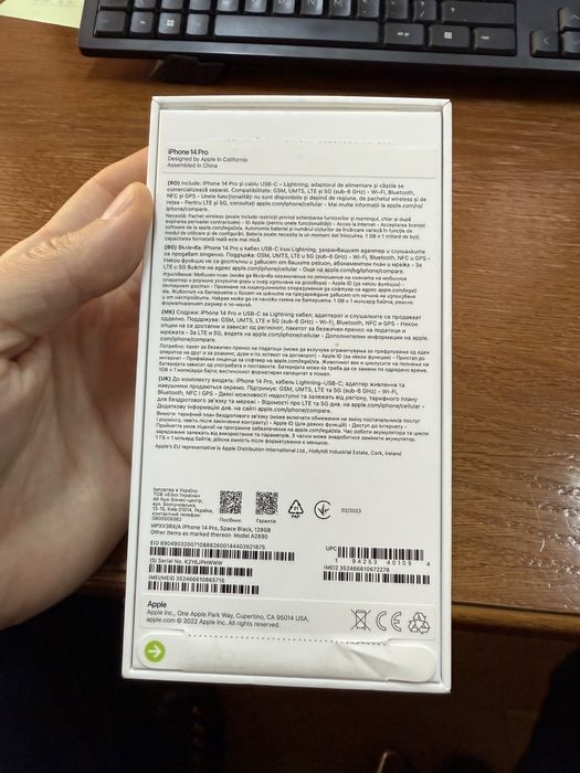 Cutie IPhone 14 Pro si cablu de alimentare