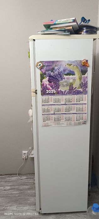 Холодильник и кресло