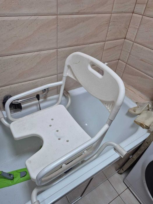 Продам усиленный стул для ванной.