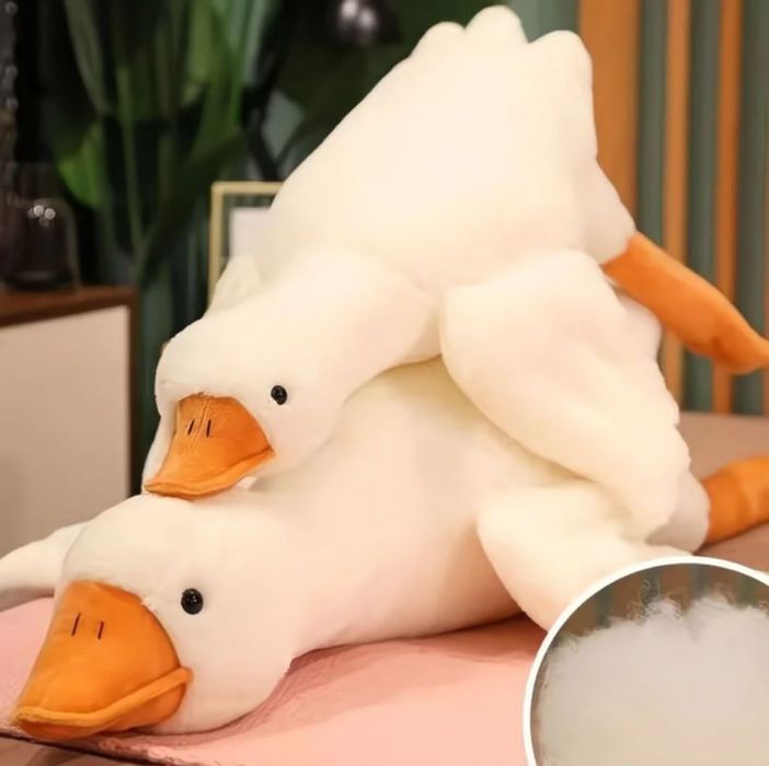 Плюшевый гусь обнимусь