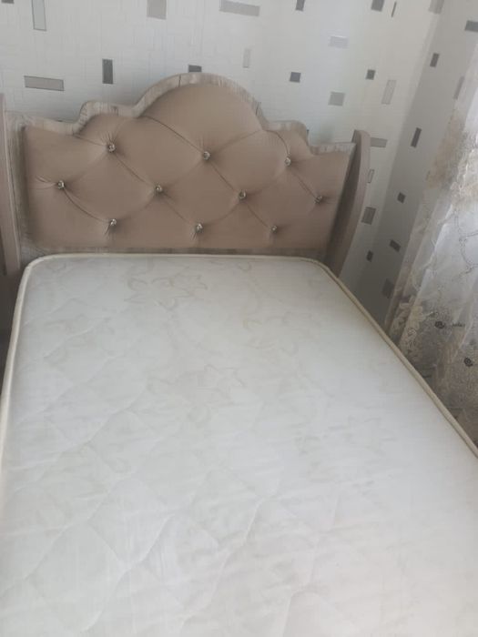 Кровать, шкафчик и диван