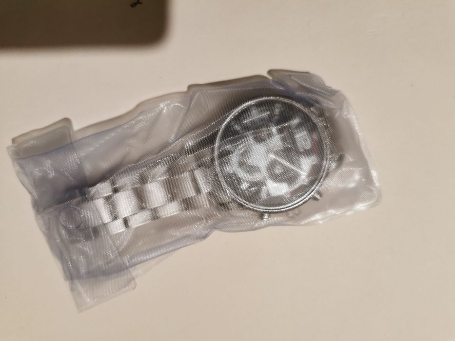 Часовник кварцов с метална каишка.