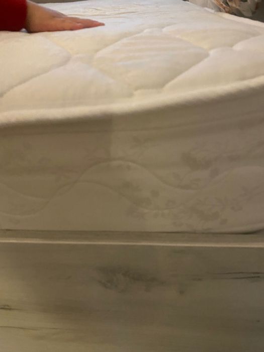 Спалня с матрак и подматрачни рамки + нощно шкафче