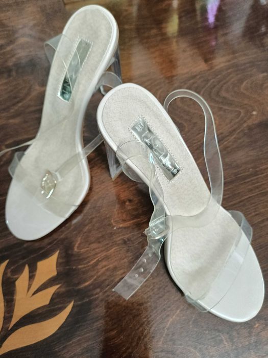 Продаю женские босоножки