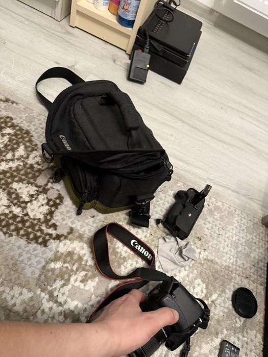 Aparat foto DSLR Canon ds126 cu toate acesoriile impecabil+2 baterii