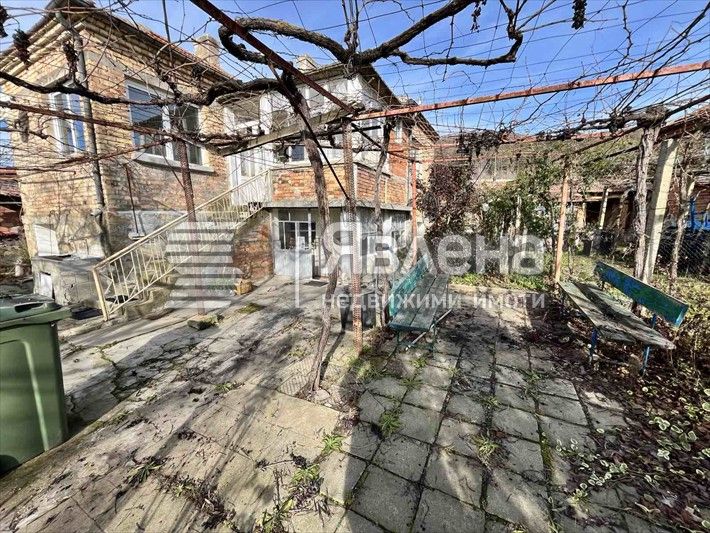 Самостоятелна къща с двор в с.Горица