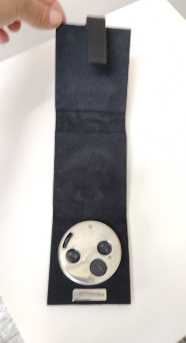 Balenciaga преносим будилник с кожен калъф