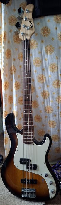 Бас гитара cort .