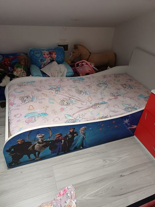 Vând pat de fetite!