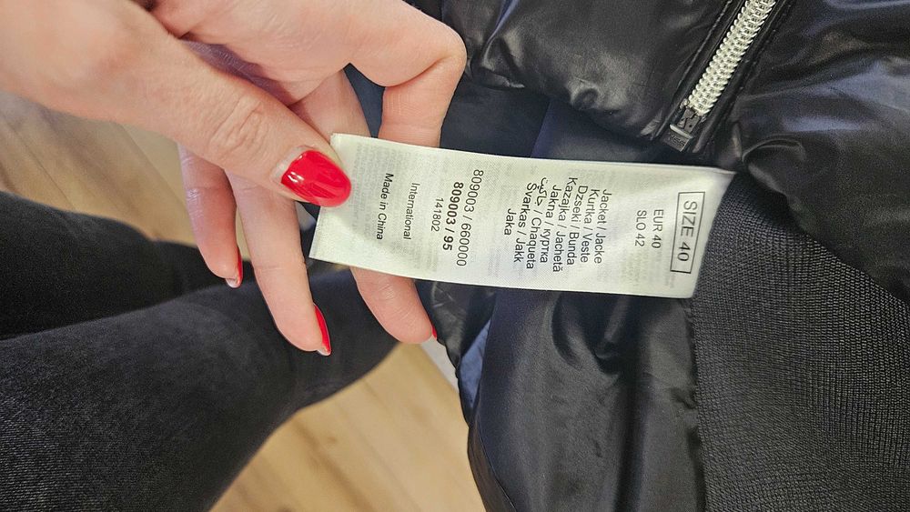 Geaca neagra potrivita la marimea M