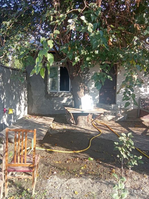 Uy srochna sotiladi 3 sotiq 3xona