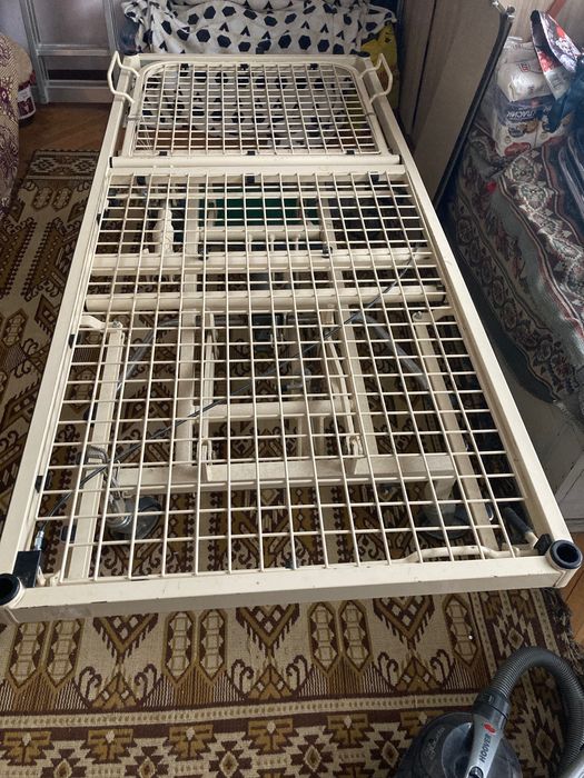 Болнично легло с механично регулиране