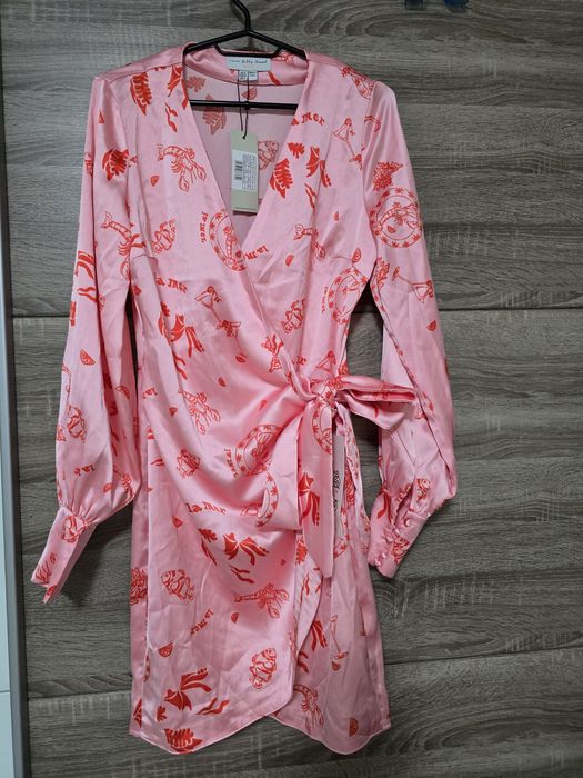 Розова сатенена рокля Never fully dressed