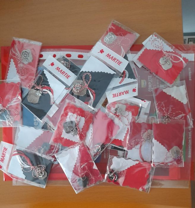 Set de 100 de mărțișoare