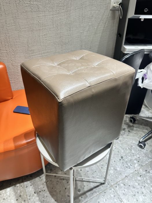Продам 2 отличных пуфика