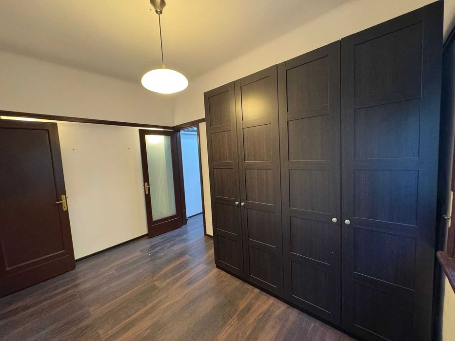 Închiriez apartament 5 camere în vilă interbelică (parter)