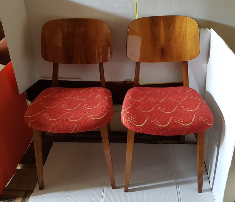 Set două scaune din lemn, tapițate cu stofă roșie