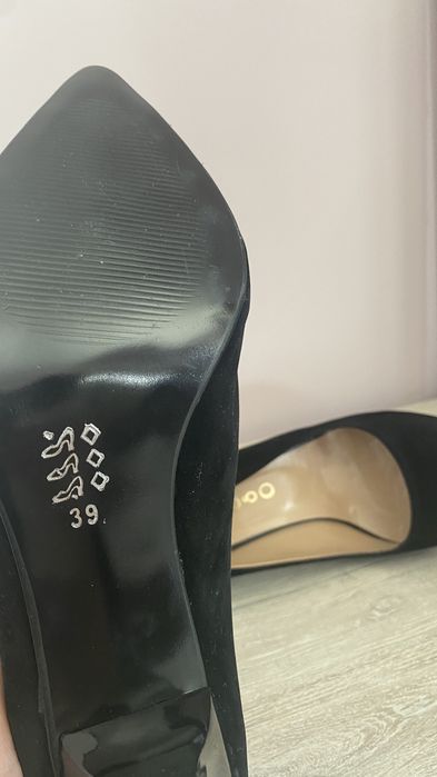 Велурени черни токчета