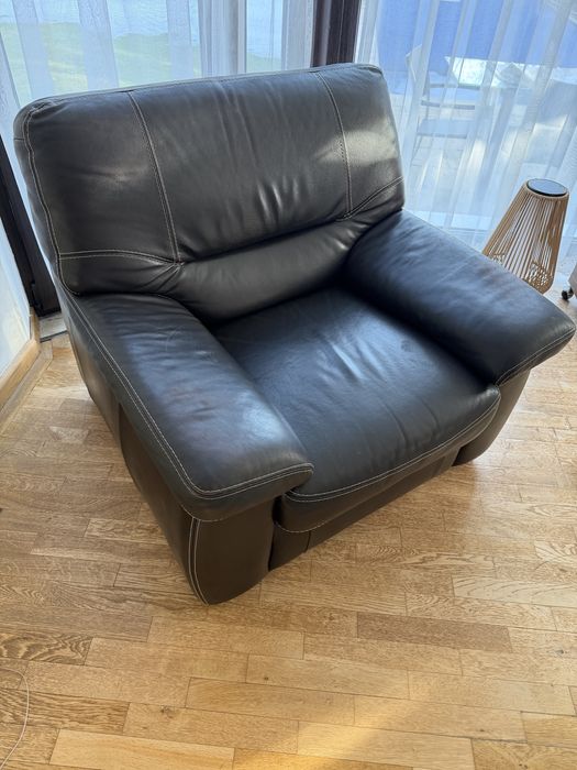 Fotoliu piele neagra Mobexpert structura lemn
