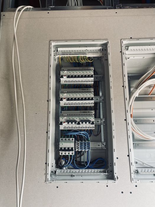 Electrician autorizat cu experiență - intervenții non-stop