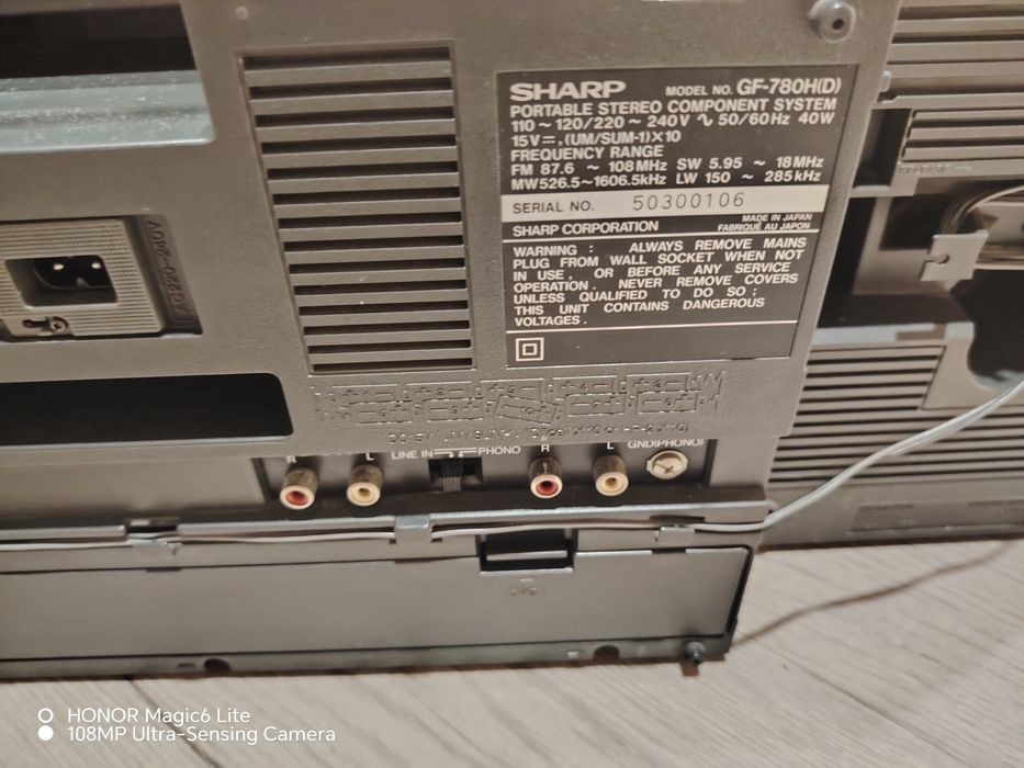 Радиокасетофон sharp GF 780 перфектно състояние обслужен като нов работи перфектно както на радио така и на касета и отвън жени източник