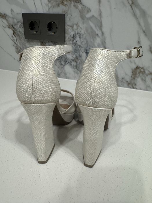 Туфли белые перламутровые