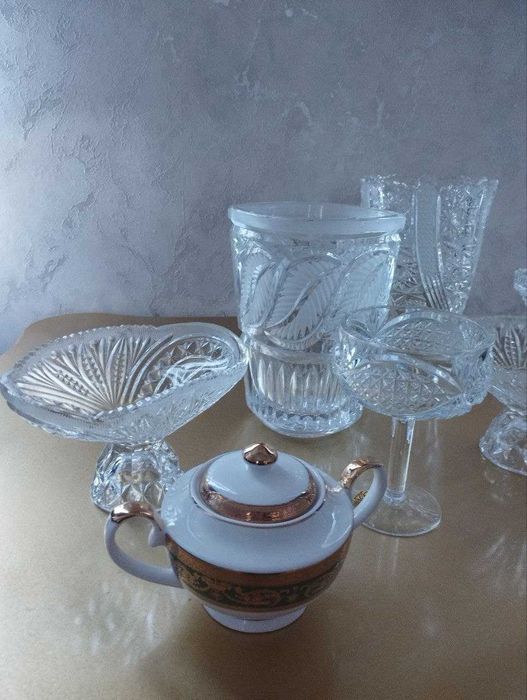 Хрустальные рюмки, вазы, салатницы