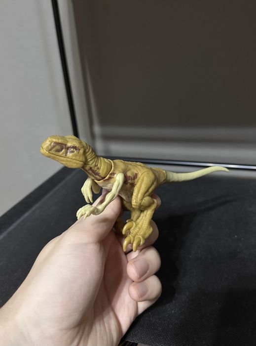 Dinozauri Jurassic World Indominus si Loturi de dino