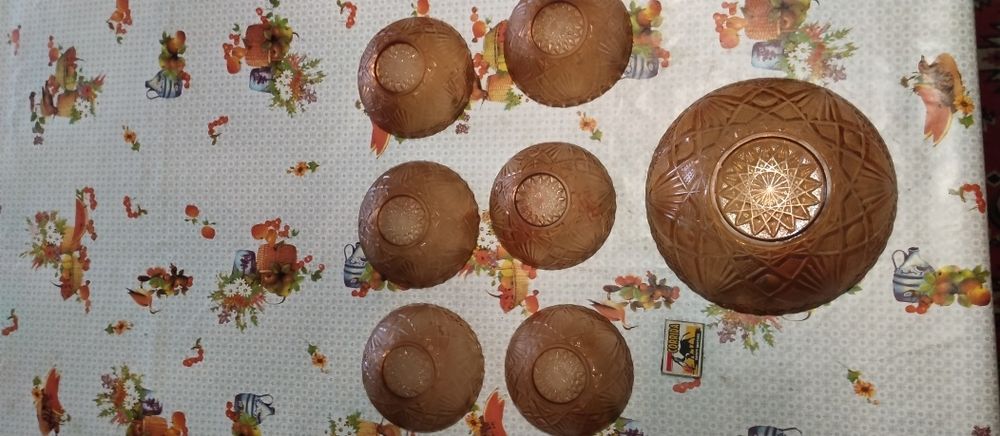 2 различни комплекта "Купа с 5-6 малки купички от кафяво стъкло