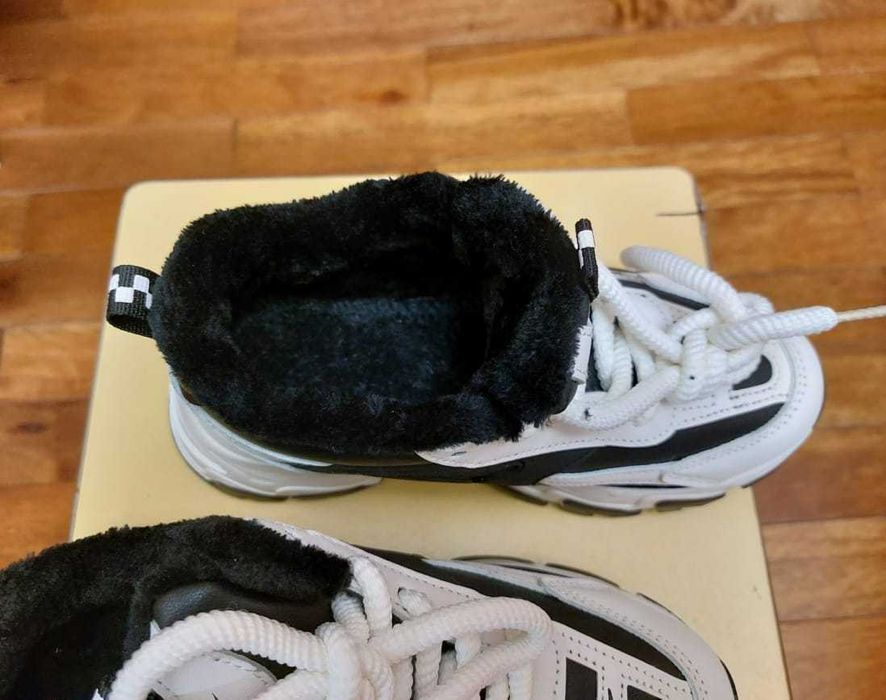 Кроссовки женские утепленные