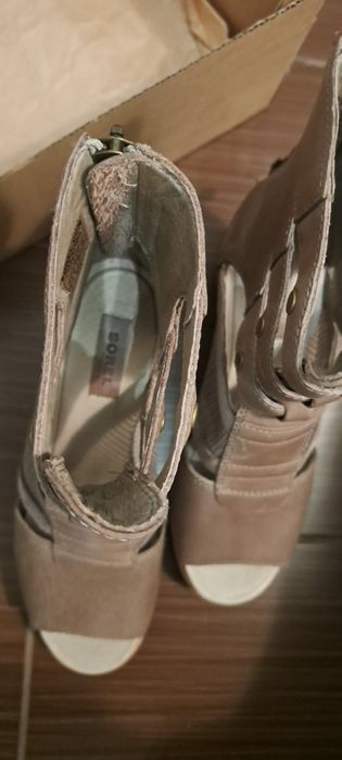 Vand sandale din piele